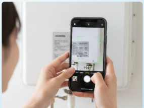 スマホで給湯器の品番を撮影している様子